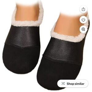 Cozy Black Womens Shoes with White Fur Lining. Size 40/8.5